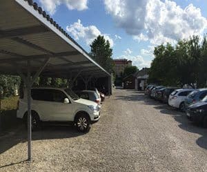 Fedett reptéri parkoló