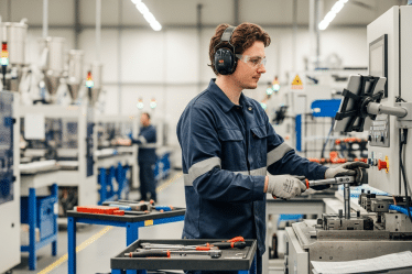 műanyagfeldolgozó munka: gépbeállító vákuumformázó gépet állít modern üzemben