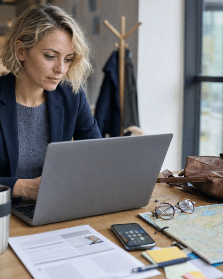 Nő laptopnál co‑working irodában álláslehetőségek böngészés közben